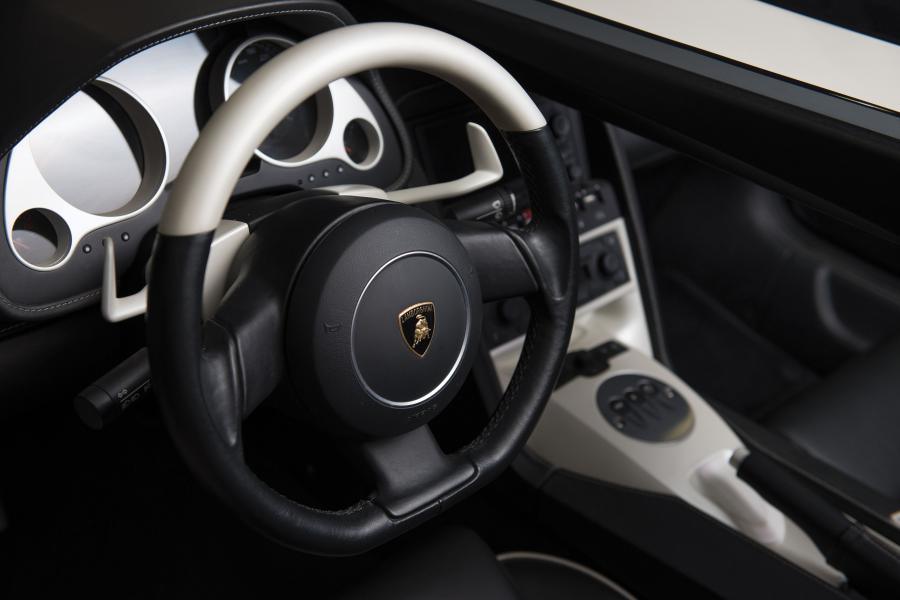 Панель приборов Lamborghini Concept S 2005 года  (фото 32 из 46)